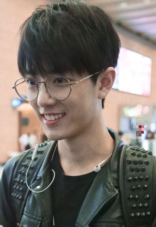 明星照片男明星吴京,从武术冠军到票房巨星