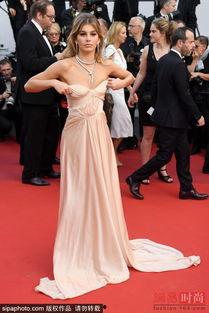 美国明星捂裙子,捂裙瞬间成热搜焦点